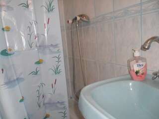 Гостевой дом Guest House Raisa Брест Трехместный номер с основными удобствами-7