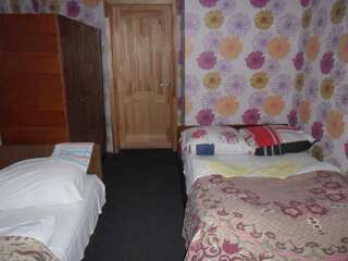 Гостевой дом Guest House Raisa Брест Трехместный номер с основными удобствами-14